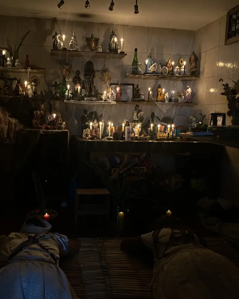Congá iluminado só por velas, à noite